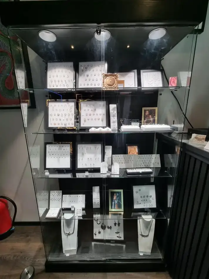 Vitrine de bijoux de piercing en titane et en or
